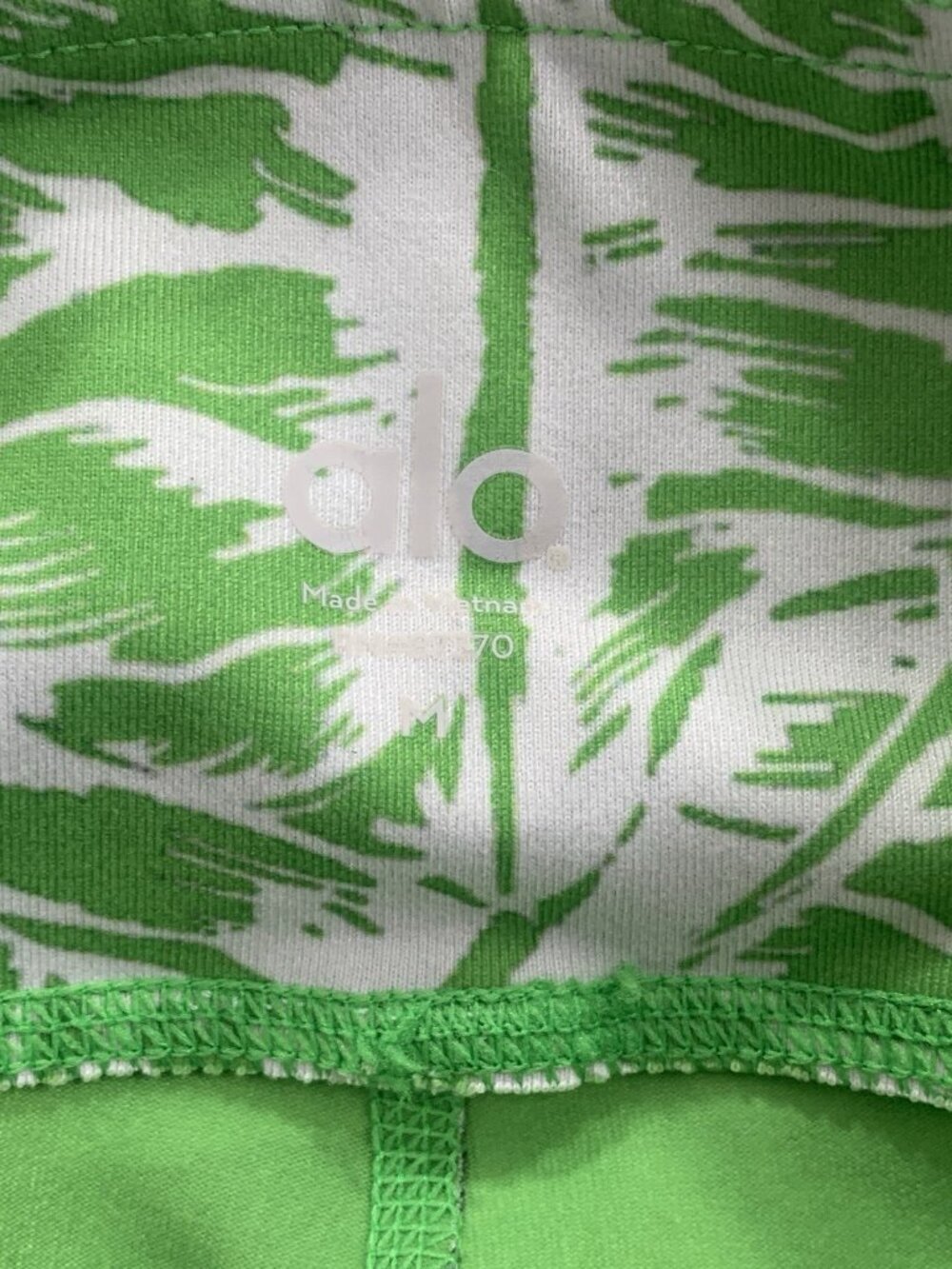 Alo Yoga Leggings Women’s Medium Green Palm Springs Glow Stick Air Brush Cropped - Picture 9 of 12